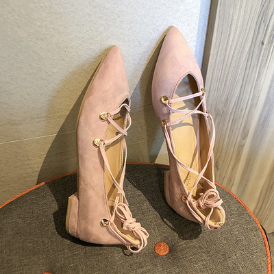 Kihegyezett női cipő fűzős modell