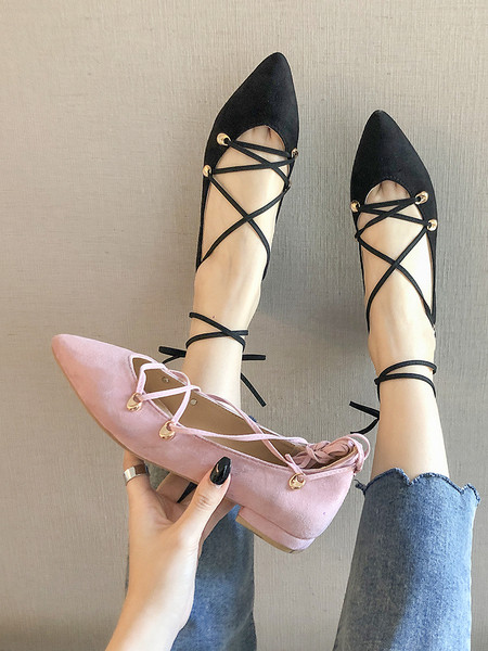 Kihegyezett női cipő fűzős modell