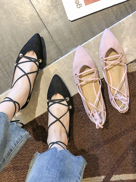 Kihegyezett női cipő fűzős modell