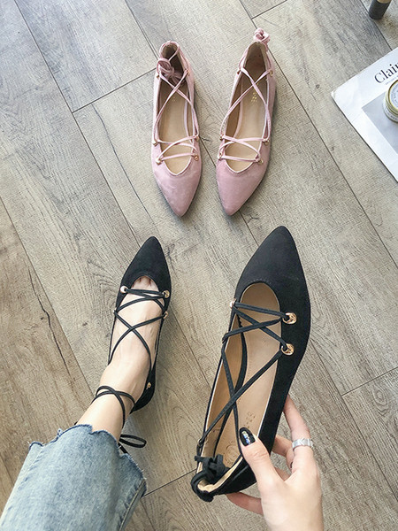 Kihegyezett női cipő fűzős modell