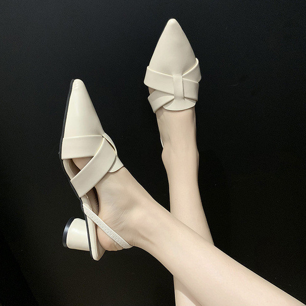 Női bőr szandál hegyes modell kerek sarokkal