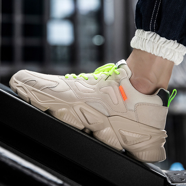 Férfi tornacipő durva talppal és fűzővel