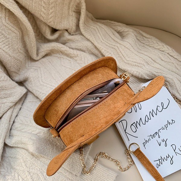 Aktuális női táska kerek formában, hosszú füllel