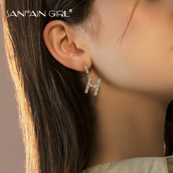 Modern női fülbevaló kövekkel díszített levél formájú