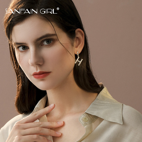 Modern női fülbevaló kövekkel díszített levél formájú