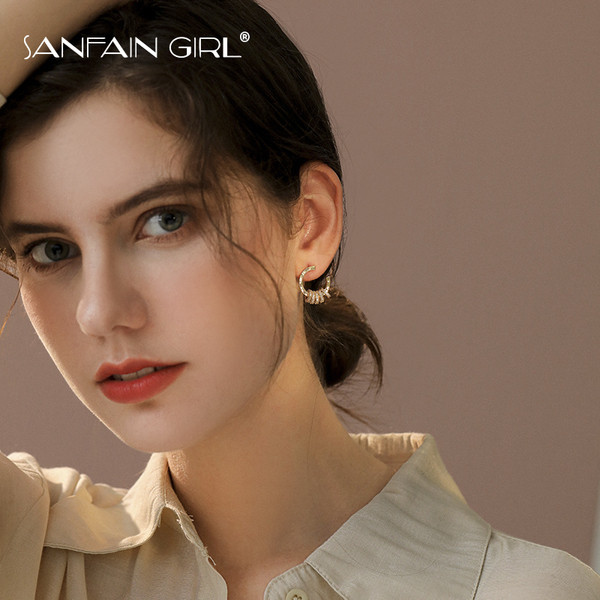 Kis női arany fülbevaló kövekkel