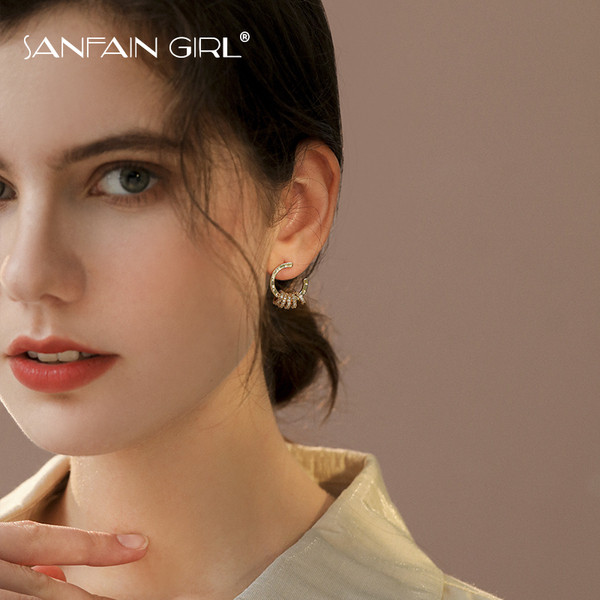 Kis női arany fülbevaló kövekkel