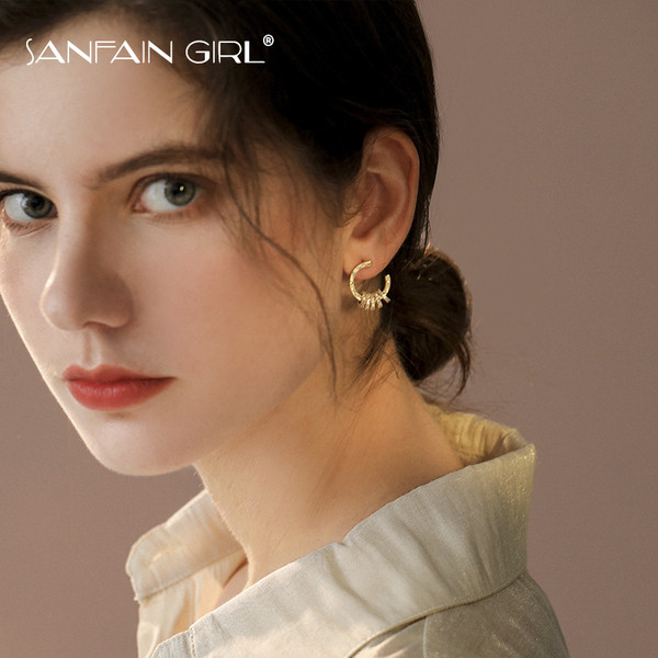 Kis női arany fülbevaló kövekkel