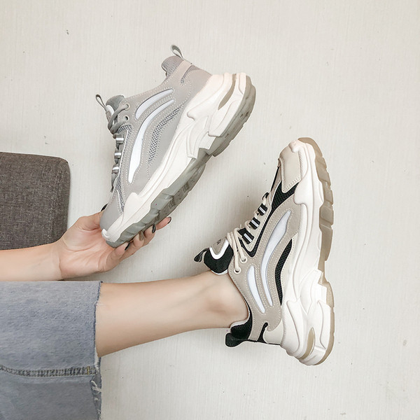 Női tornacipő fűzővel és magas talppal