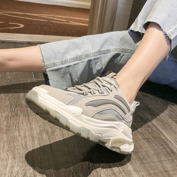 Női tornacipő fűzővel és magas talppal