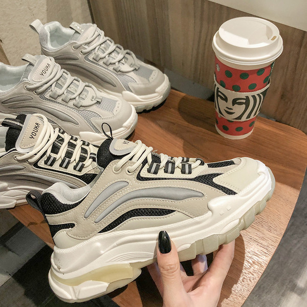 Női tornacipő fűzővel és magas talppal