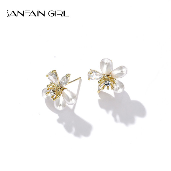 Egyszerű, virág formájú női gyöngy fülbevaló