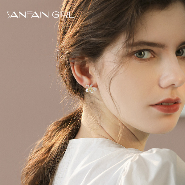 Egyszerű, virág formájú női gyöngy fülbevaló