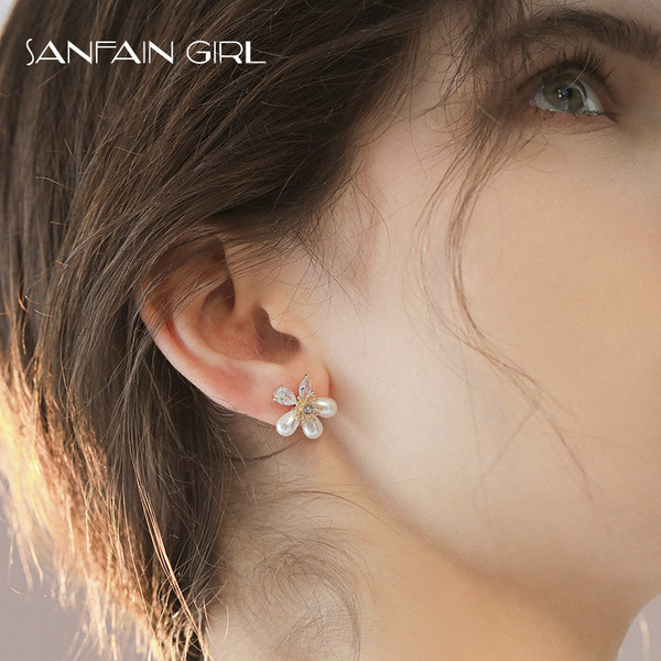 Egyszerű, virág formájú női gyöngy fülbevaló