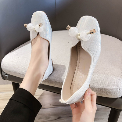 Női cipő lapos talppal és 3D elemmel