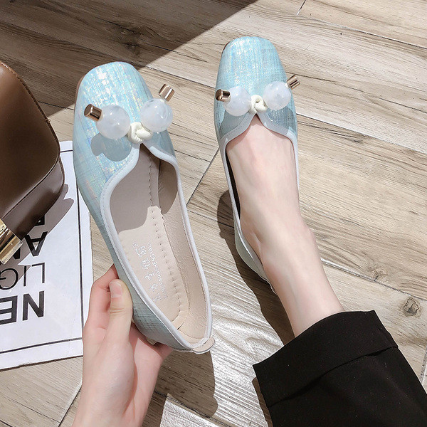 Női cipő lapos talppal és 3D elemmel