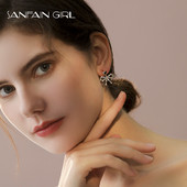 Egyszerű női fülbevaló kövekkel díszített szalag formájú