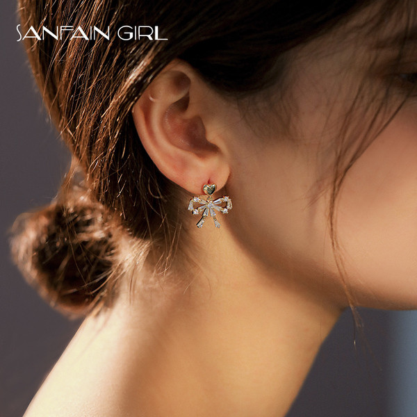 Egyszerű női fülbevaló kövekkel díszített szalag formájú