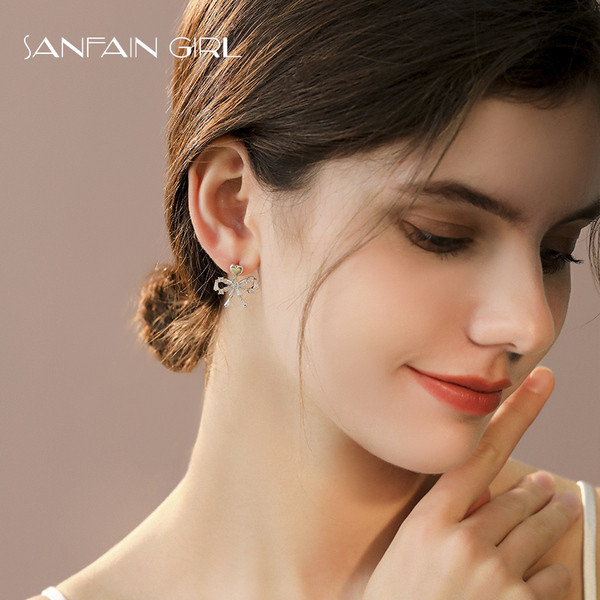 Egyszerű női fülbevaló kövekkel díszített szalag formájú