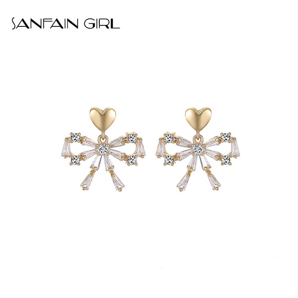 Egyszerű női fülbevaló kövekkel díszített szalag formájú