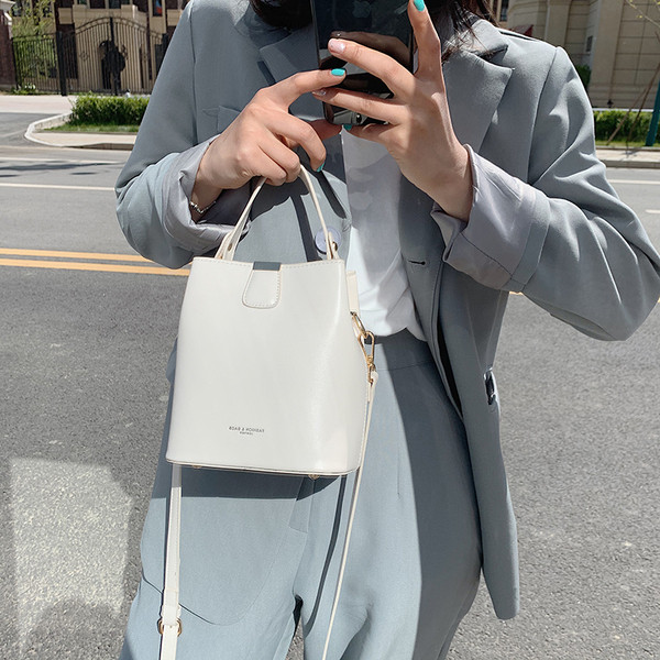 Jelenlegi női táska sima modell felirattal