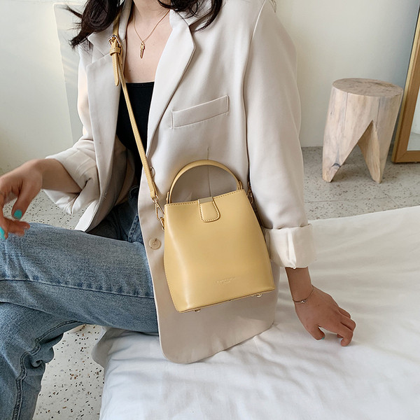 Jelenlegi női táska sima modell felirattal