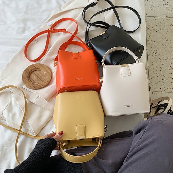 Jelenlegi női táska sima modell felirattal