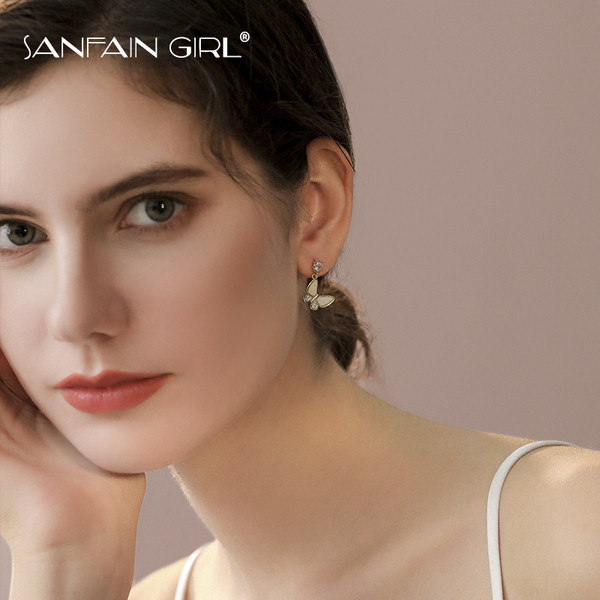 Egyszerű női fülbevaló pillangós medállal