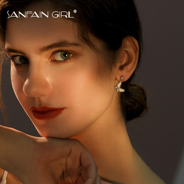 Egyszerű női fülbevaló pillangós medállal