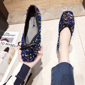 Modern női cipő flitterekkel és szalaggal