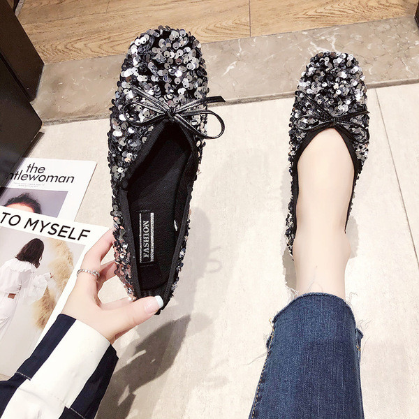 Modern női cipő flitterekkel és szalaggal