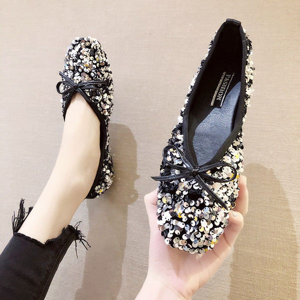 Modern női cipő flitterekkel és szalaggal