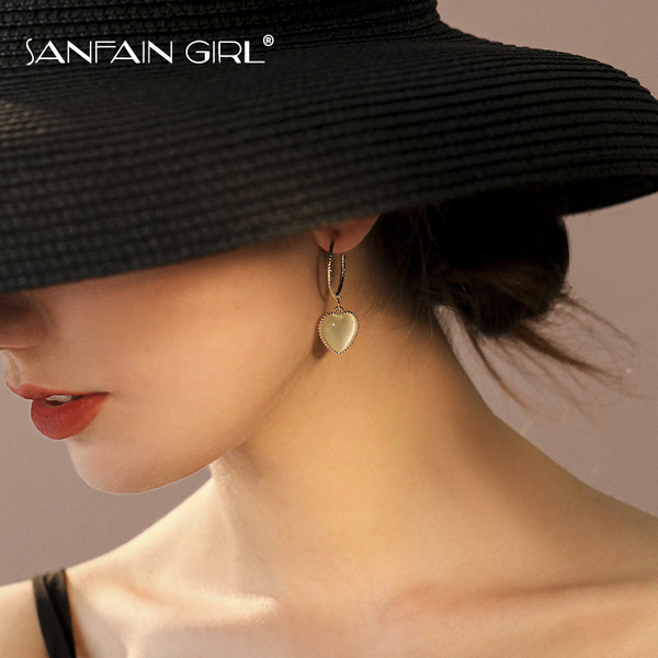 Egyszerű női fülbevaló szíves medállal