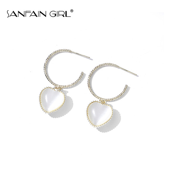 Egyszerű női fülbevaló szíves medállal