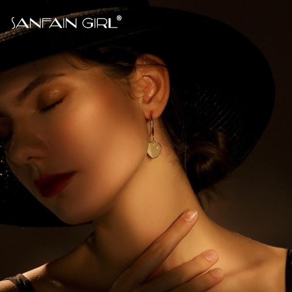 Egyszerű női fülbevaló szíves medállal