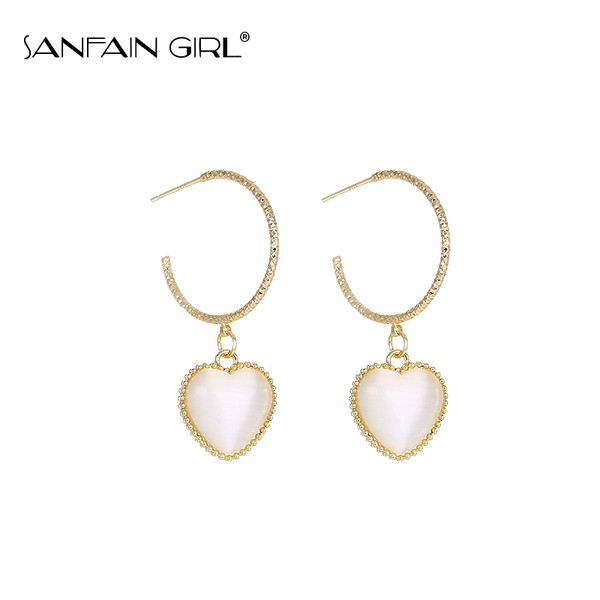 Egyszerű női fülbevaló szíves medállal