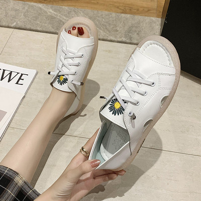 Női alkalmi bőrcipő nyelvhímzéssel