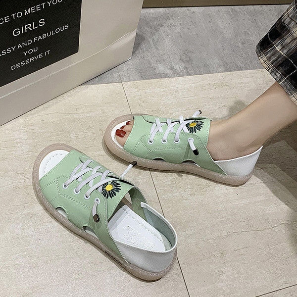 Női alkalmi bőrcipő nyelvhímzéssel