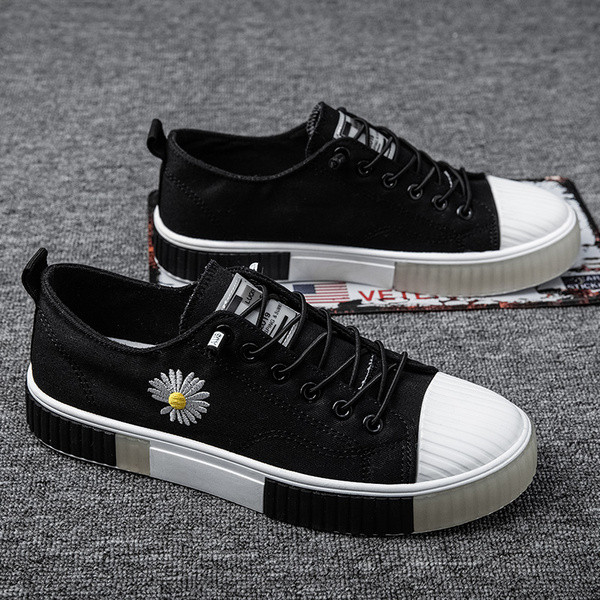 Modern férfi tornacipő hímzéssel és nyakkendővel