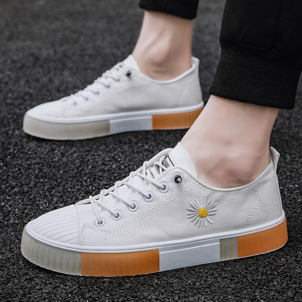 Modern férfi tornacipő hímzéssel és nyakkendővel