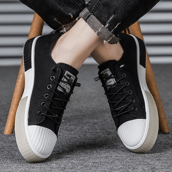 Modern férfi tornacipő hímzéssel és nyakkendővel