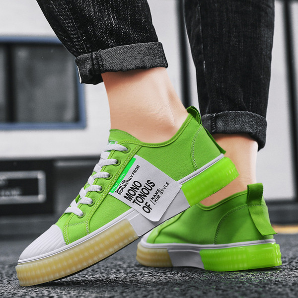 Alkalmi férfi tornacipő emblémával és lapos talppal