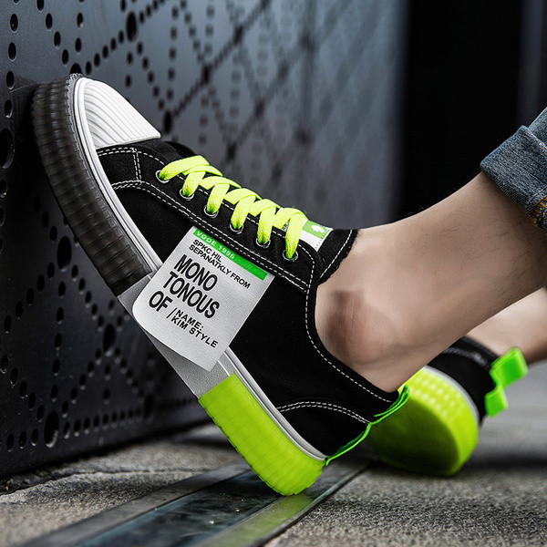 Alkalmi férfi tornacipő emblémával és lapos talppal