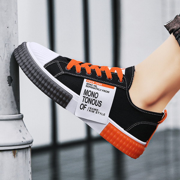 Alkalmi férfi tornacipő emblémával és lapos talppal