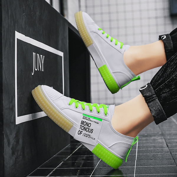 Alkalmi férfi tornacipő emblémával és lapos talppal