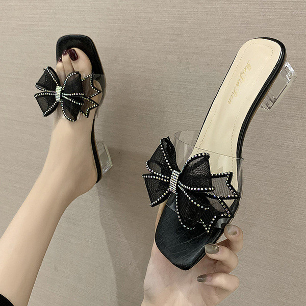 Modern női papucs szalaggal és szögletes sarokkal