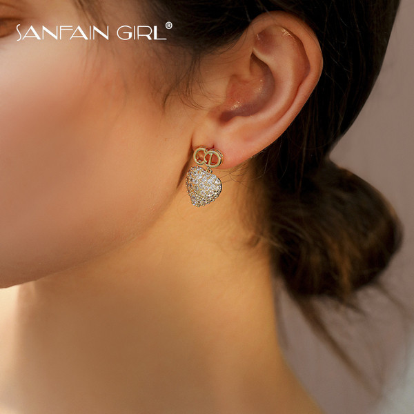 Elegáns női fülbevaló szív alakú kövekkel