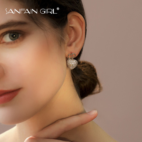 Elegáns női fülbevaló szív alakú kövekkel