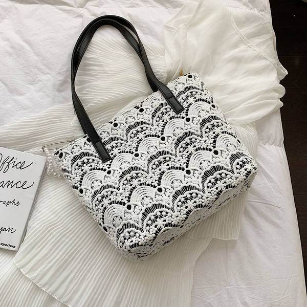 Stílusos női táska széles modell csipkével