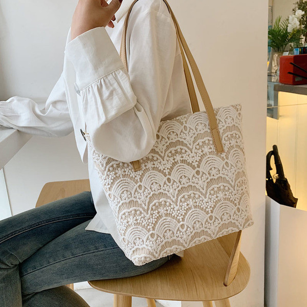 Stílusos női táska széles modell csipkével